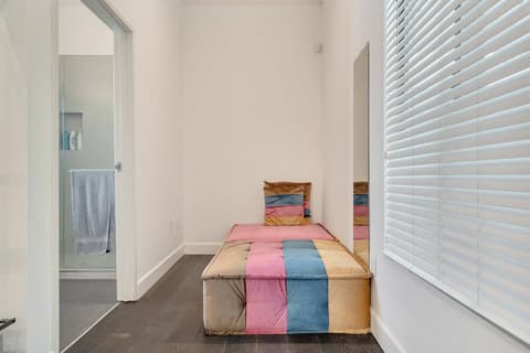 12 mins walk to universal/Steam Room, photo 44