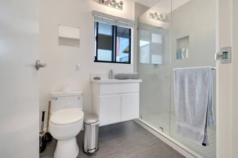 12 mins walk to universal/Steam Room, photo 45