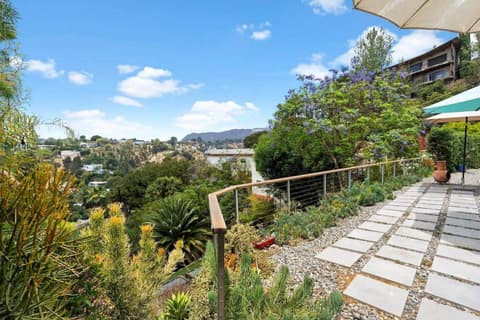 This patio truly shines as one of the house's stars! It offers not only an enjoyable space for gathering, a romantic dinner, or a family reunion, but also showcases a wonderful view of the hills in front.