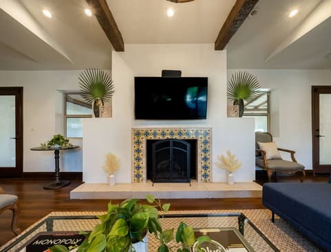 Spacious living area with an oversized TV featuring Netflix for your entertainment.