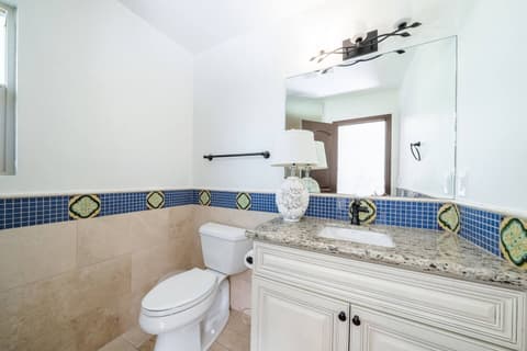 Efficient and brightly illuminated bathroom, meticulously designed for utmost guest satisfaction.