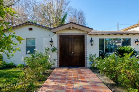 Gorgeous flower-lined entrances to warmly greet our guests with tranquility and serenity.