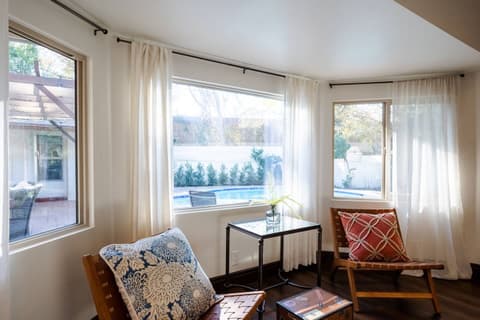 Spacious and welcoming living space, perfect for unwinding and socializing with friends in a cozy atmosphere.