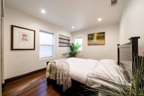A spacious and opulent suite featuring a queen-size bed and outstanding natural illumination