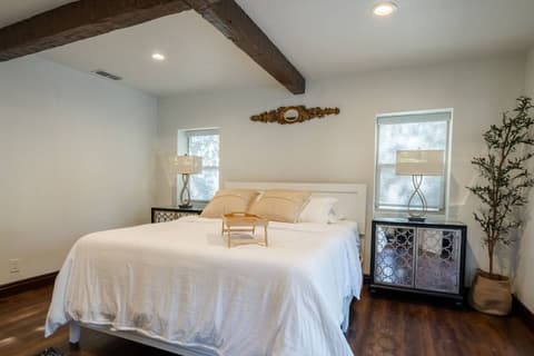 A spacious and opulent suite featuring a queen-size bed and outstanding natural illumination