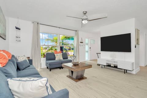 Apollo Beach Oasis – 3BR Home w/ Fire Pit & BBQ, photo 2