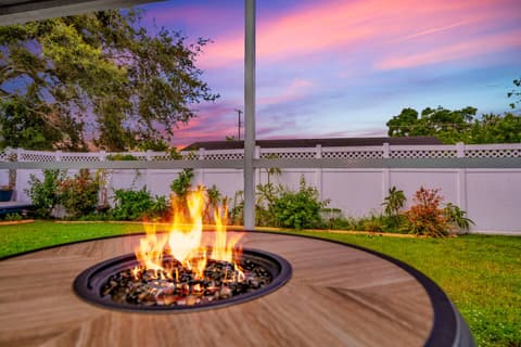 Apollo Beach Oasis – 3BR Home w/ Fire Pit & BBQ, photo 3