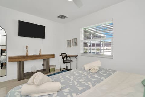 Apollo Beach Oasis – 3BR Home w/ Fire Pit & BBQ, photo 16