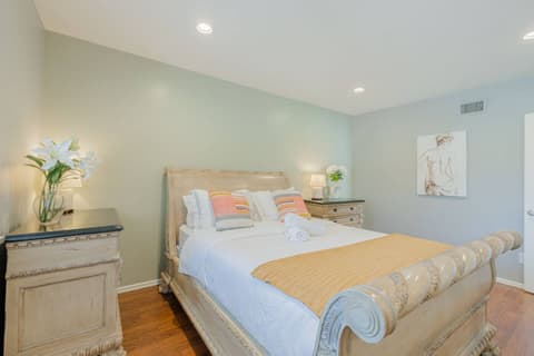 Generous bedroom with abundant natural light, a double bed, ensuring the highest level of comfort for a truly relaxing experience.