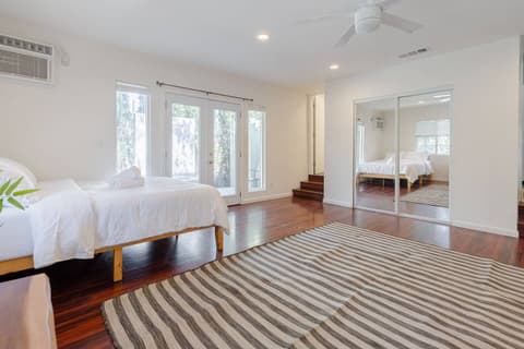 Captivating double room with breathtaking views. Your inviting getaway.