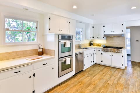 Full Chef's kitchen and fully equipped