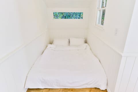 Intimate bedroom 5, featuring a comfortable queen-size bed.