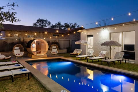 Sleeps 22+15minATX+Lake+Pool+Arcade+Sauna+Theater, photo 6