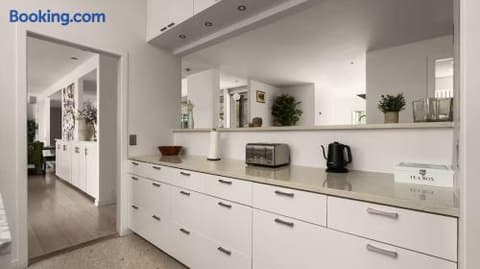 Sleeps 22+15minATX+Lake+Pool+Arcade+Sauna+Theater, photo 103