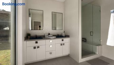 Sleeps 22+15minATX+Lake+Pool+Arcade+Sauna+Theater, photo 109