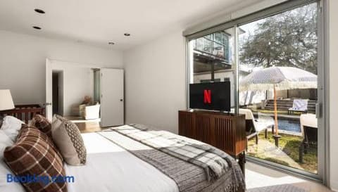 Sleeps 22+15minATX+Lake+Pool+Arcade+Sauna+Theater, photo 123