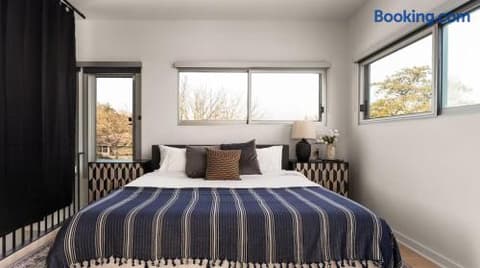 Sleeps 22+15minATX+Lake+Pool+Arcade+Sauna+Theater, photo 125