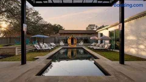 Sleeps 22+15minATX+Lake+Pool+Arcade+Sauna+Theater, photo 130