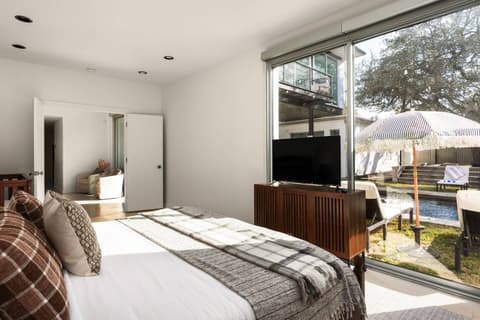 Sleeps 22+15minATX+Lake+Pool+Arcade+Sauna+Theater, photo 19