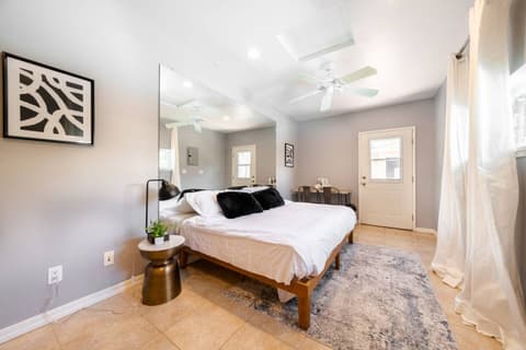 Cozy and comfortable room furnished with a double bed for your convenience.