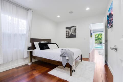 Cozy and comfortable room furnished with a double bed for your convenience.