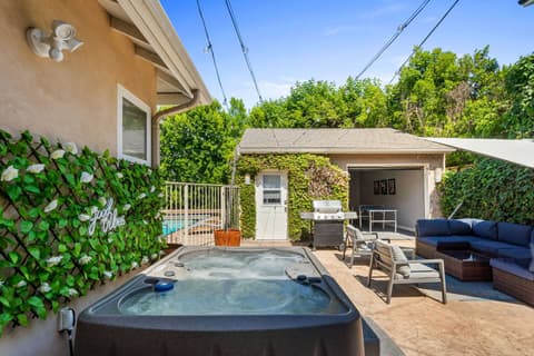 Walk to Ventura Boulevard Pool & HotTub with PingPong & BBQ, photo 33