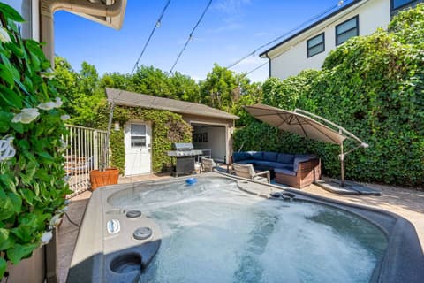 Walk to Ventura Boulevard Pool & HotTub with PingPong & BBQ, photo 38
