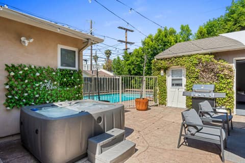 Walk to Ventura Boulevard Pool & HotTub with PingPong & BBQ, photo 44