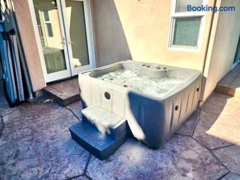 Walk to Ventura Boulevard Pool & HotTub with PingPong & BBQ, photo 68