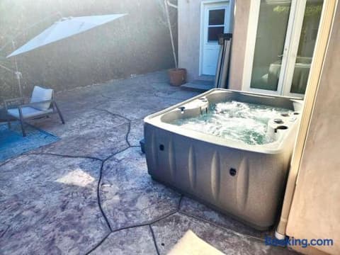 Walk to Ventura Boulevard Pool & HotTub with PingPong & BBQ, photo 70
